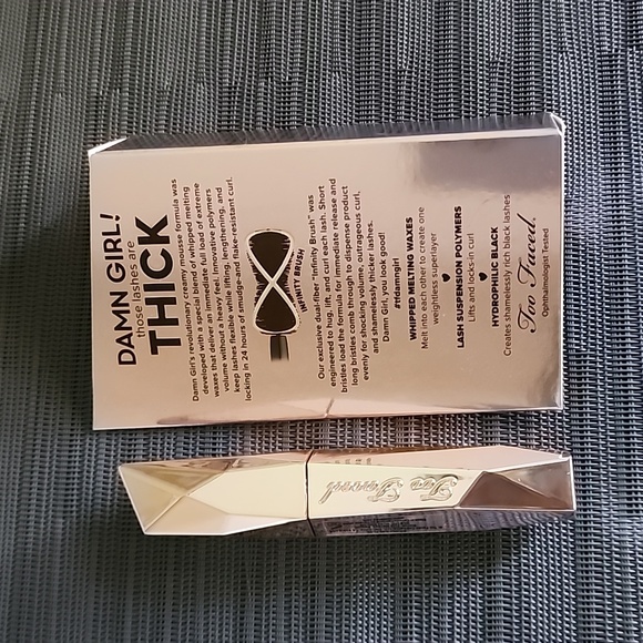 Too Faced Damn Girl! 24-Hour Mascara Hydrophilic Black Mini - Picture 3 of 3